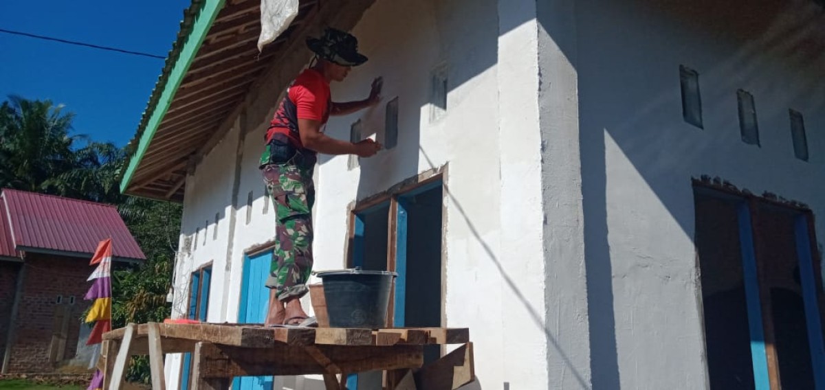 Bersama Rakyat, TNI Terus Bergotong Royong Renovasi Musola di Desa Kota Baru SP 7