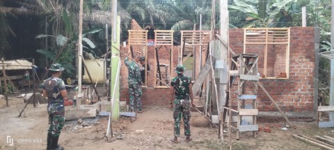 SATGAS TMMD KE-125 KODIM 0406/LUBUKLINGGAU PERCEPAT PEMBANGUNAN RUMAH LAYAK HUNI DI DESA KOTA BARU SP 7