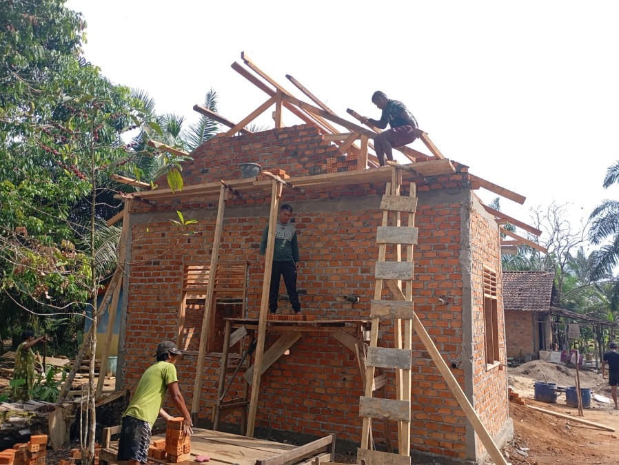 SERTU PURWANTO, KEPALA TUKANG PEMBANGUNAN RUMAH LAYAK HUNI TMMD KE-125 KODIM 0406/LUBUKLINGGAU, MEMASUKI TAHAP PEMASANGAN TEBANG LAYAR