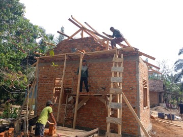 SERTU PURWANTO, KEPALA TUKANG PEMBANGUNAN RUMAH LAYAK HUNI TMMD KE-125 KODIM 0406/LUBUKLINGGAU, MEMASUKI TAHAP PEMASANGAN TEBANG LAYAR