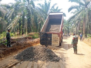 Kapten Inf Agus Cahyono, Danramil 406-05/Muara Kelingi Selaku Dan SSK Satgas TMMD Ke-125 Kodim 0406/Lubuklinggau Tinjau Penurunan Material Pembangunan Jalan di Desa Kota Baru SP 7