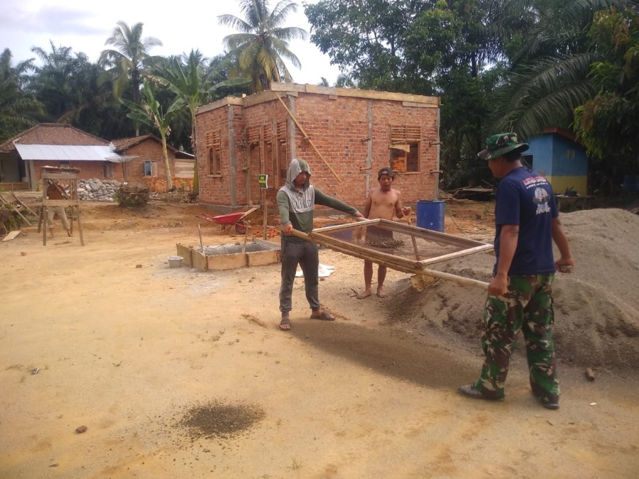 SATGAS TMMD KE-125 KODIM 0406/LUBUKLINGGAU SERTU PURWANTO, KEPALA TUKANG PEMBANGUNAN RUMAH LAYAK HUNI, PERCEPAT PEMBANGUNAN BERSAMA MASYARAKAT DI DESA KOTA BARU SP 7