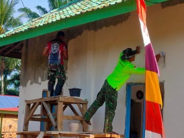 Dengan Semangat Gotong Royong, Satgas TMMD ke-125 Kodim 0406/Lubuklinggau Rehabilitasi Mushola di Desa Kota Baru SP 7