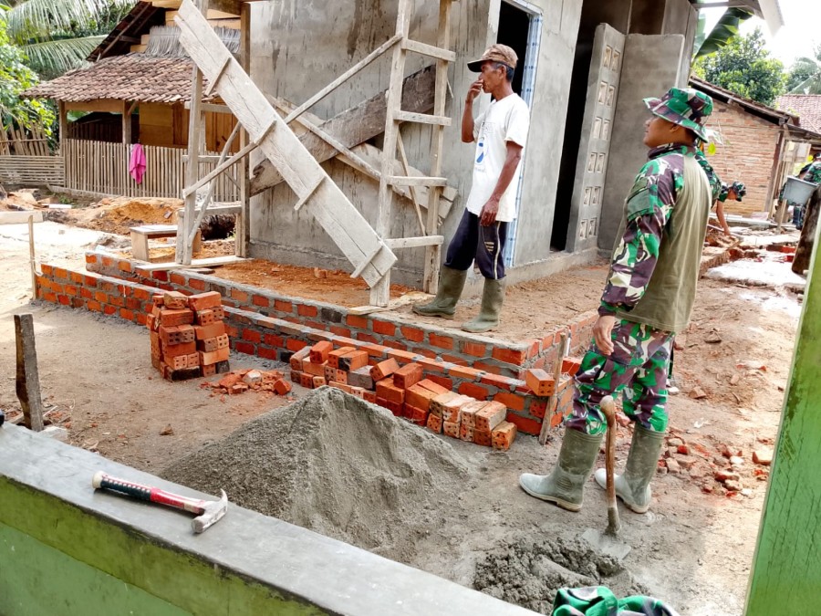 PEMBANGUNAN MCK OLEH SATGAS TMMD KE-125 KODIM 0406/LUBUKLINGGAU MASUKI TAHAP PEMASANGAN ATAP DAN PLASTER DINDING