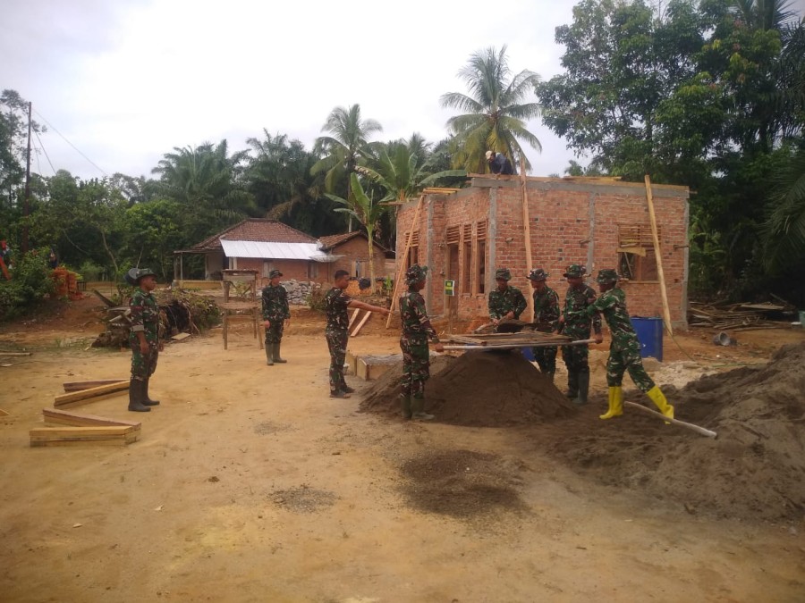 Sertu Purwanto Pimpin Pemasangan Kuda-Kuda dan Tebeng Layar Rumah Layak Huni TMMD Ke-125 Kodim 0406/Lubuklinggau di Desa Kota Baru Sp 7 Kecamatan Bts Ulu Kabupaten Musi Rawas