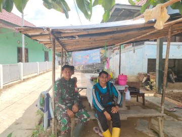 Babinsa Koramil 406-03/Rupit Laksanakan Komsos dengan Warga Desa Lubuk Kumbung