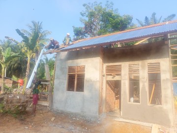 TNI dan Masyarakat Tetap Solid dalam Pembuatan Rumah Layak Huni Program TMMD ke-125