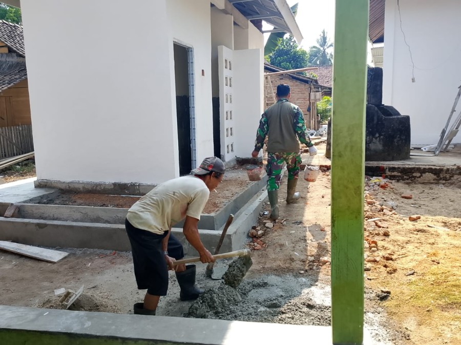 TIM TMMD KODIM 0406/LUBUKLINGGAU KEJAR TARGET PEMBANGUNAN MCK UNTUK MASYARAKAT