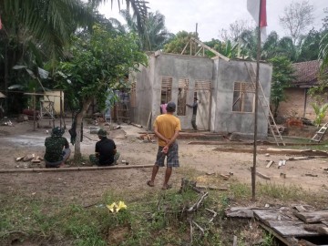 PEMASANGAN TEBENG LAYAR RUMAH LAYAK HUNI OLEH SATGAS TMMD KE-125 KODIM 0406/LUBUKLINGGAU