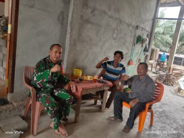 Babinsa Koramil 406-04/Muara Lakitan Ajak Warga Kibarkan Bendera Merah Putih