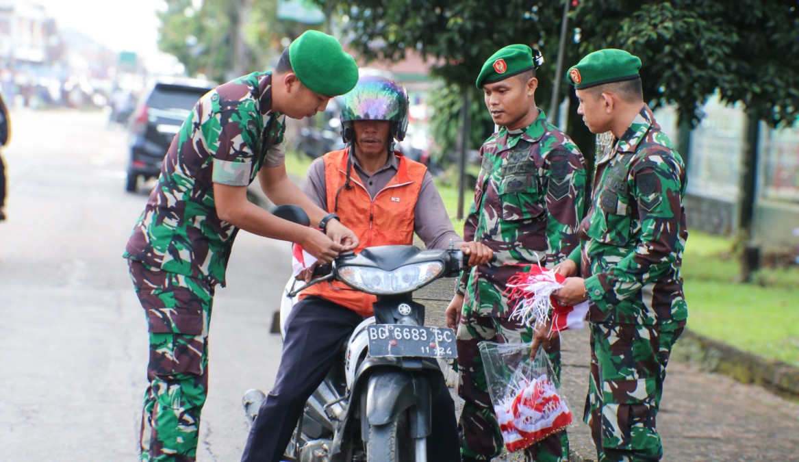 KODIM 0406/LUBUKLINGGAU BAGIKAN BENDERA MERAH PUTIH KEPADA PENGGUNA JALAN