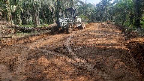 TIM TMMD KODIM 0406/LUBUKLINGGAU TERUS GENJOT PEMBUKAAN JALAN USAHA TANI DI DESA KOTA BARU CECAR
