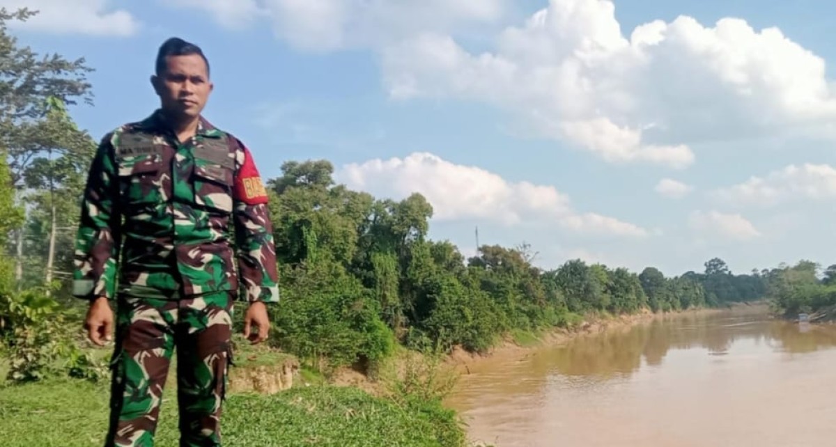 Babinsa Koramil 406-06/Tugumulyo Aktif Lakukan Pengecekan Air Sungai untuk Antisipasi Banjir