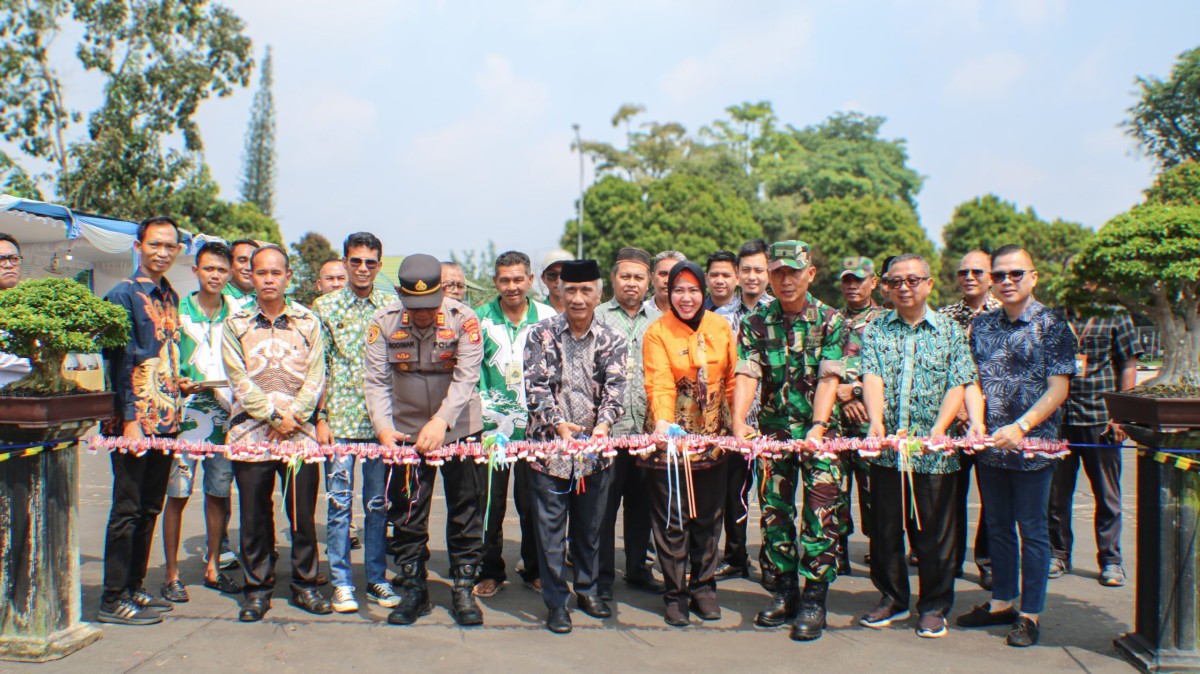 Kasdim 0406/Lubuk Linggau Hadiri Pameran dan Kontes Bonsai Lokal “Road to Pamnas Bonsai Linggau Juara 2025”