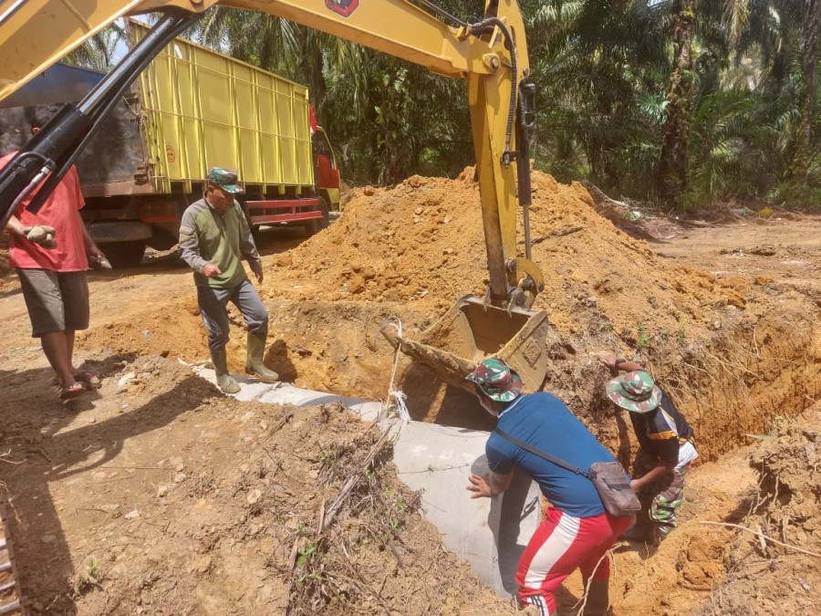 Satgas TMMD Ke-125 Kodim 0406/Lubuklinggau, Pemasangan Gorong-Gorong di Desa Kota Baru SP 7