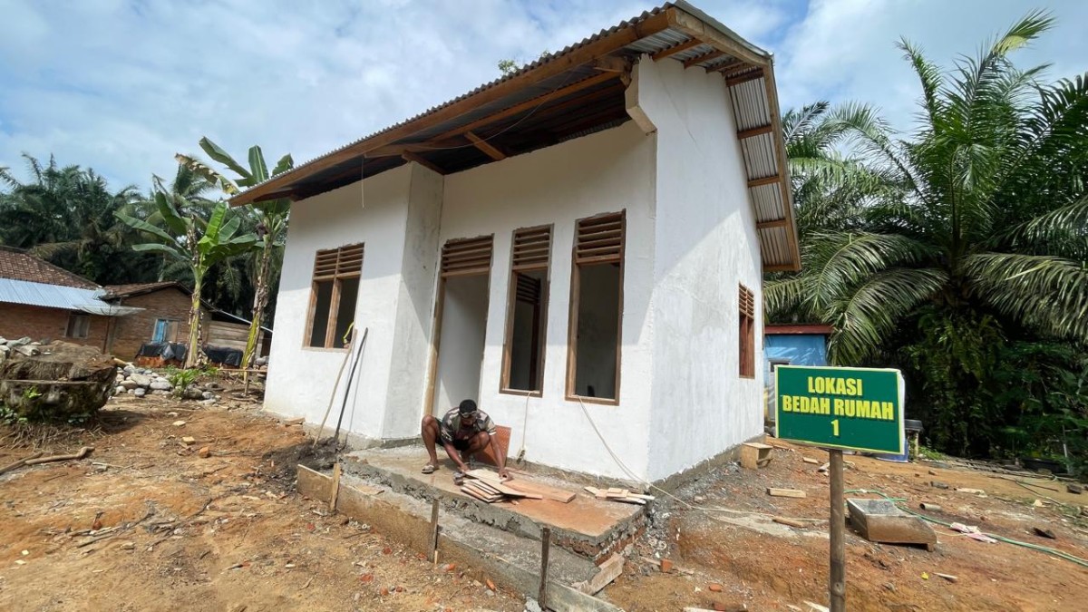 Bersama rakyat TNI kuat Tim TMMD kodim 0406/Lubuklinggau di desa kota baru cecar sp 7.