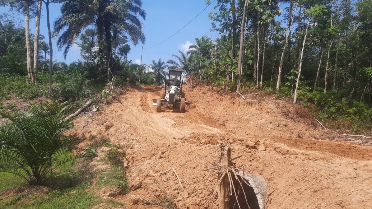 TIM TMMD KODIM 0406/LUBUKLINGGAU KEJAR TARGET PEKERJAAN MESKI MUSIM PENGHUJAN MULAI TIBA