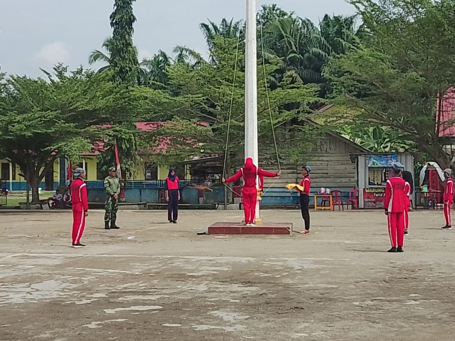Babinsa Koramil 406-04/Muara Lakitan berikan pelatihan kepada anggota pengibar bendera di Wilayah binaan.