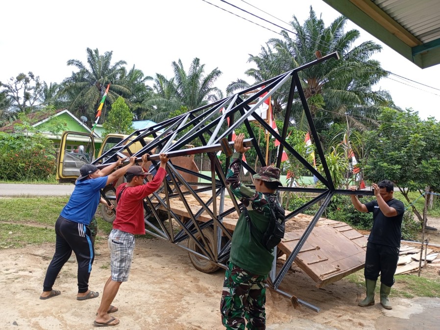Dengan Semangat Gotong Royong, Satgas TMMD ke-125 Kodim 0406/Lubuklinggau Pindahkan Tower dan Tandon Air di Desa Kota Baru SP 7