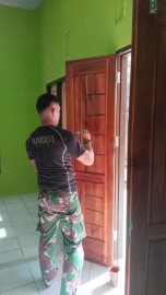 SATGAS TMMD KE-125 KODIM 0406/LUBUKLINGGAU LANJUTKAN PEREHAPAN MUSOLAH: MASUKI TAHAP PENGECATAN PINTU DAN PEMBUATAN KALIGRAFI