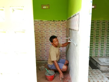 SATGAS TMMD KE-125 KODIM 0406/LUBUKLINGGAU PEMBANGUNAN MCK DI DESA KOTA BARU SP 7 TELAH MEMASUKI TAHAP PEMASANGAN KERAMIK