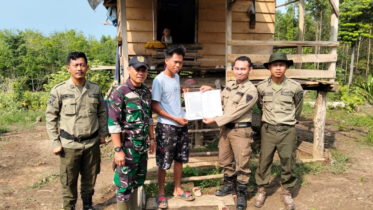 Sertu Wahyu nugrohoo jalin komsos Dengan masyarakat desa binaan