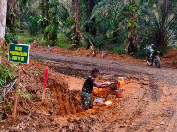 Satgas TMMD Ke-125 Kodim 0406/Lubuklinggau Bangun Gorong-Gorong di Titik Nol Jalan Sepanjang 1,9 Km di Desa Kota Baru SP 7