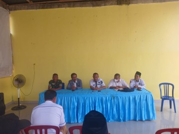 Serka bamabang dan Serda Samsul anhita Koramil 406-04/Muara Lakitan hadiri acara forkopimcat di wilayah binaan