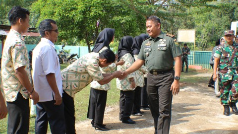 Dandim 0406/Lubuklinggau di dampingi Danramil 406-07/jayaloka tinjau rehap sekolah SD Kartika ll-10 di desa sukowono