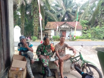 Dekatkan diri dengan masyarakat sekitar Serda Dedi jalin silahturahmi di wilayah binaan.