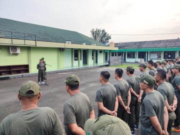 JAGA KEBUGARAN DAN KESEHATAN JASMANI, KASDIM 0406/LUBUK LINGGAU MAYOR INF KHAIRUL ANSORI PIMPIN APEL DAN OLAHRAGA BERSAMA ANGGOTA DI MAKODIM