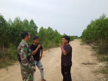 Sertu Ali Mubin laksanan kegiatan silahturahmi dengan masyarakat desa binaan di desa bumi makmur