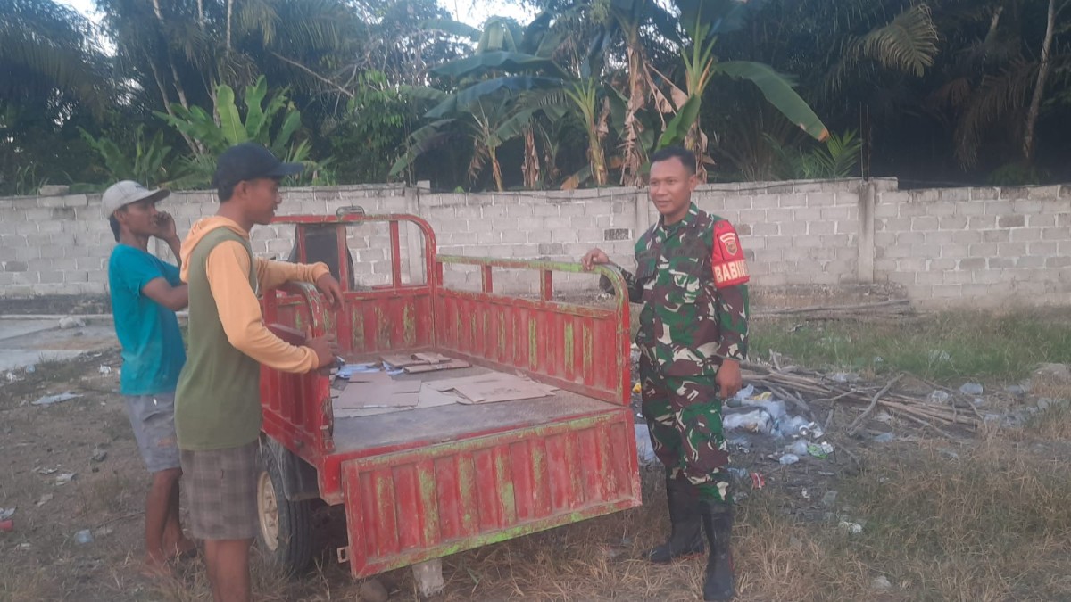 Kopda Agung Babinsa Koramil 406-05/Muara Kelingi Jalin Silaturahmi dengan Warga Desa Sembatu Jaya