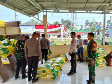 Sertu Samer Babinsa Koramil 406-05/Muara Kelingi Hadiri Kegiatan Pasar Murah Bulog di Halaman Polsek Muara Kelingi