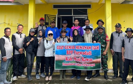 Serda subur Babinsa Koramil 406-06/Tugumulyo hadiri acara gerakan menanam di wilayah binaan