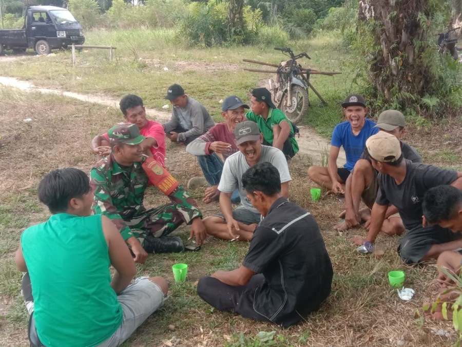 Sertu Wahyu Nugroho Babinsa Koramil 406-04/muara Lakitan jalin komsos dengan masyarakat desa binaan
