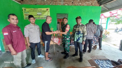 Bersama rakyat TNI kuat Serda subur Hadir di tengah-tengah masyarakat desa binaan