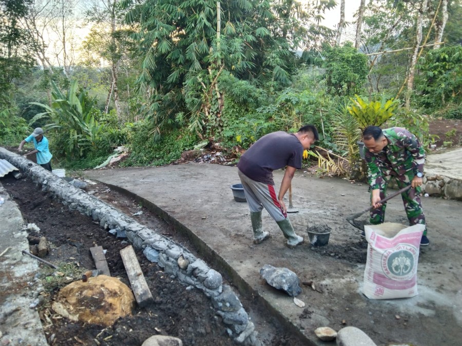 Babinsa Koramil 406-05/Muara Kelingi Ajak Warga Gotong Royong di Desa Lubuk Rumbai