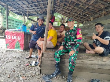 Babinsa Koramil 406-03/Rupit Ajak Warga Desa Karang Waru Jaga Kekompakan dan Waspadai Isu Sosial