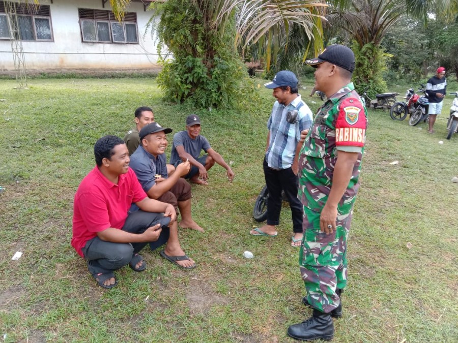 Babinsa Koramil 406-02/Rawas Ilir Laksanakan Komsos Bersama Warga Desa Pauh I