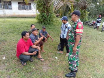 Babinsa Koramil 406-02/Rawas Ilir Laksanakan Komsos Bersama Warga Desa Pauh I