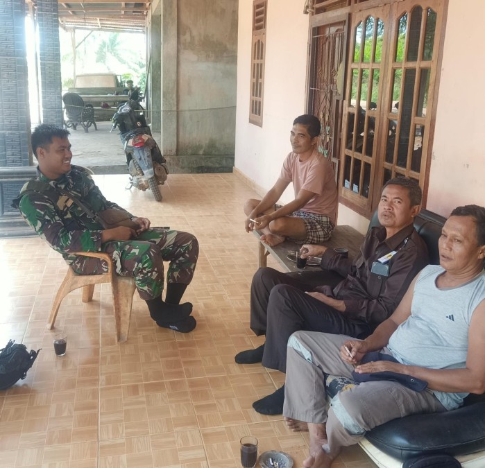 Babinsa Koramil 406-05/Muara, Serda Amveky, Himbau Warga Desa Pelawe Jaga Kamtibmas