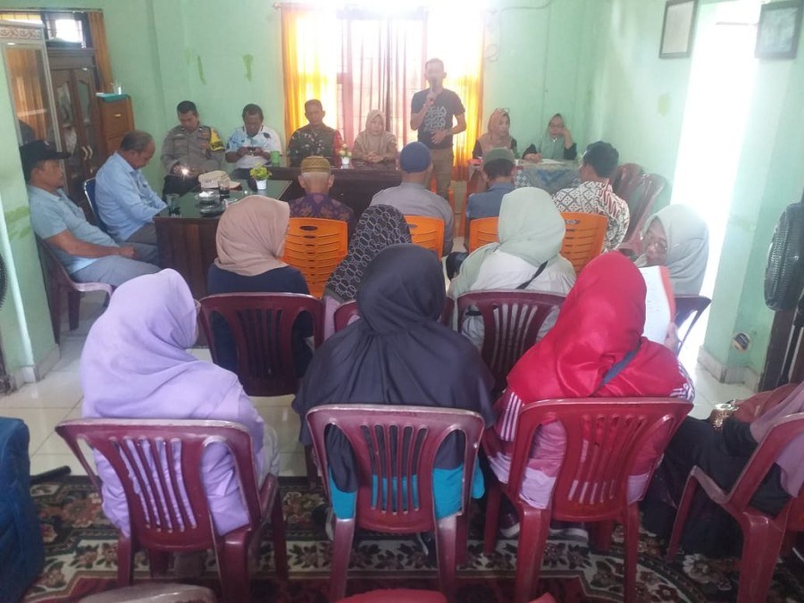 Babinsa Koramil 406-10/Lubuklinggau Jalin Komunikasi Sosial dengan Staf Kelurahan dan Ketua RT di Kelurahan Jawa Kanan SS