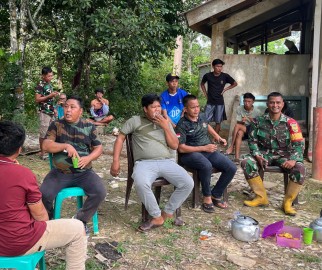 Sertu Dimas Prayoga jalin ke akraban dengan masyarakat desa binaan