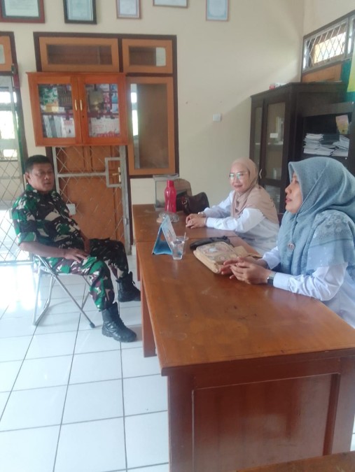 Sertu Sutiawan, Babinsa Koramil 406-10/Lubuklinggau Timur Jalin Komunikasi dengan Lurah Kecamatan Lubuklinggau Timur I