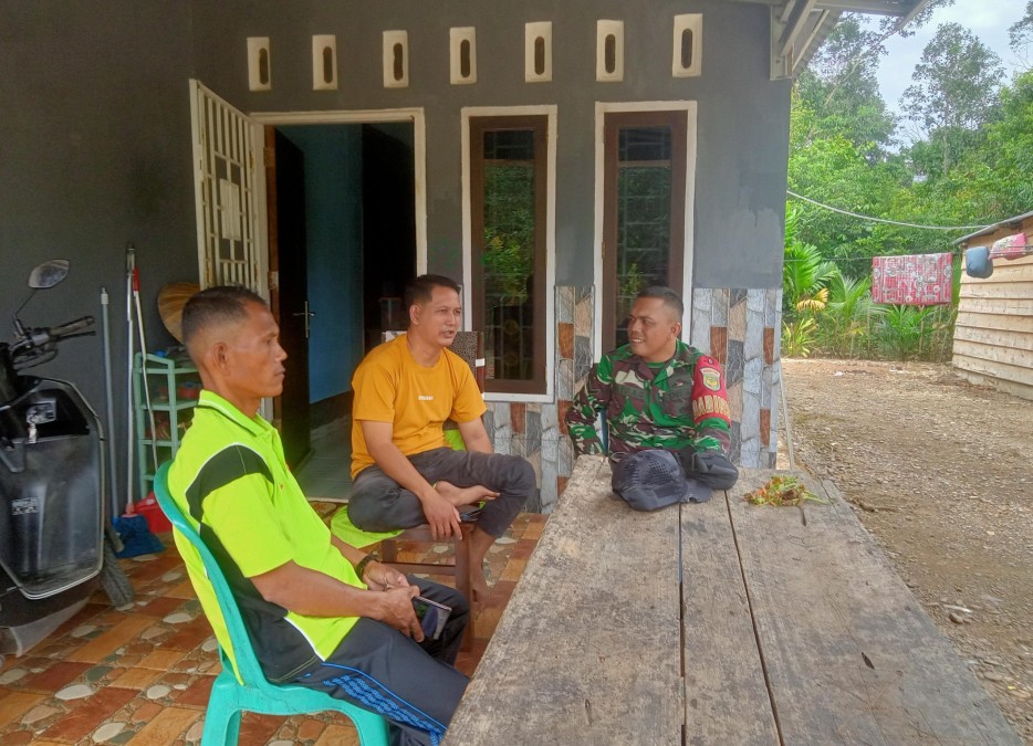 Babinsa Koramil 406-01/Rawas Ulu Sosialisasikan Pencegahan Karhutla di Desa Lesung Batu