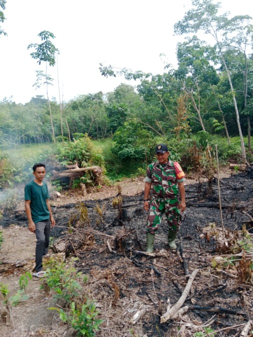SERTU DAUD BABINSA KORAMIL 406-07/JAYALOKA TANGGAP CEK TITIK API DI DESA CIPTODADI II KECAMATAN SUKAKARYA, KABUPATEN MUSI RAWAS