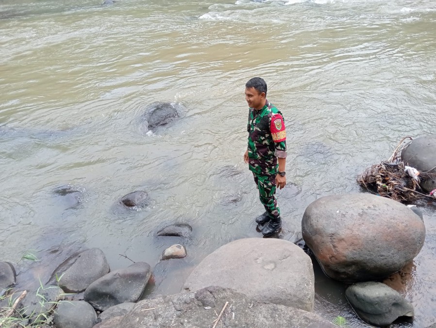 Babinsa Koramil 406-08 Lubuklinggau Laksanakan Monitoring Aliran Sungai di Musim Penghujan