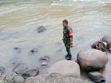 Babinsa Koramil 406-08 Lubuklinggau Laksanakan Monitoring Aliran Sungai di Musim Penghujan