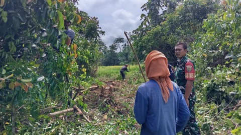 Aktif didesa binaan Serma Taufik sambangi kelompok tani sabar subur di wilayah binaan